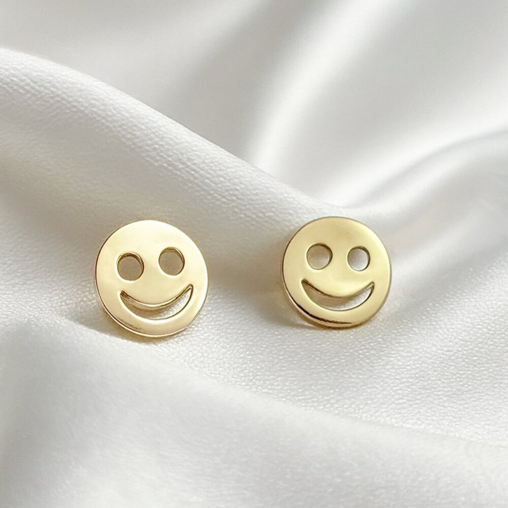 Gold Smiley Face Stud Earrings – Minimalist Playful Fun Women Fashion Jewelry